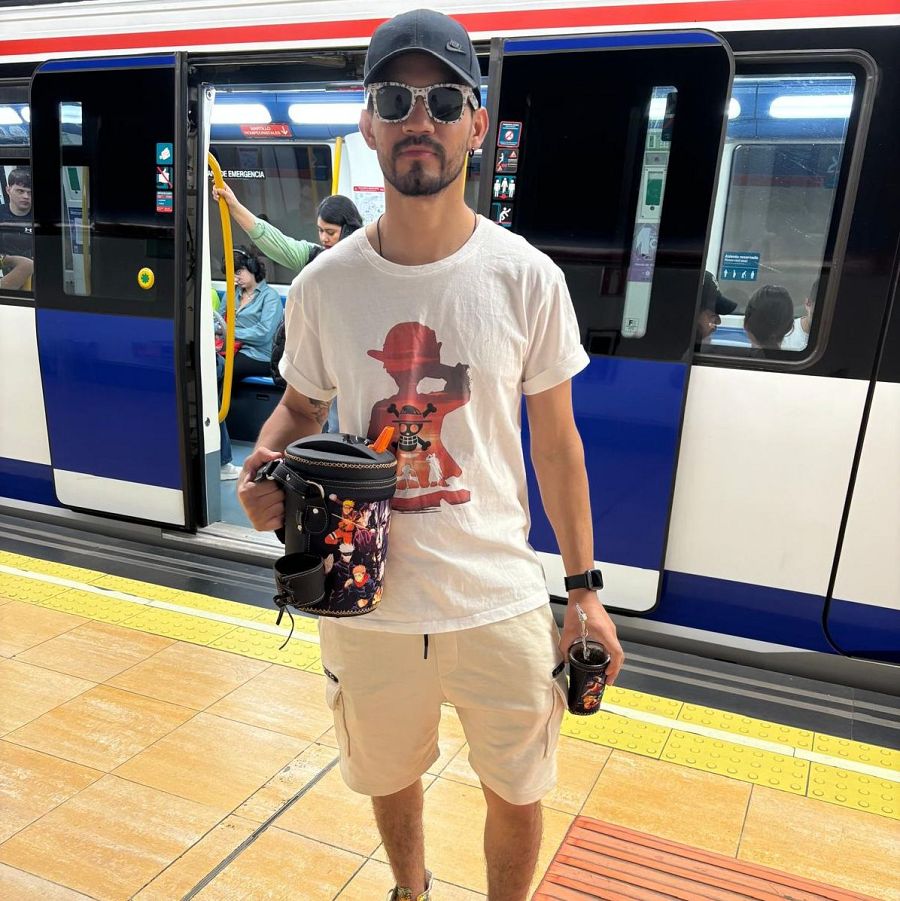 Héctor con su termo de tereré en el metro de Madrid