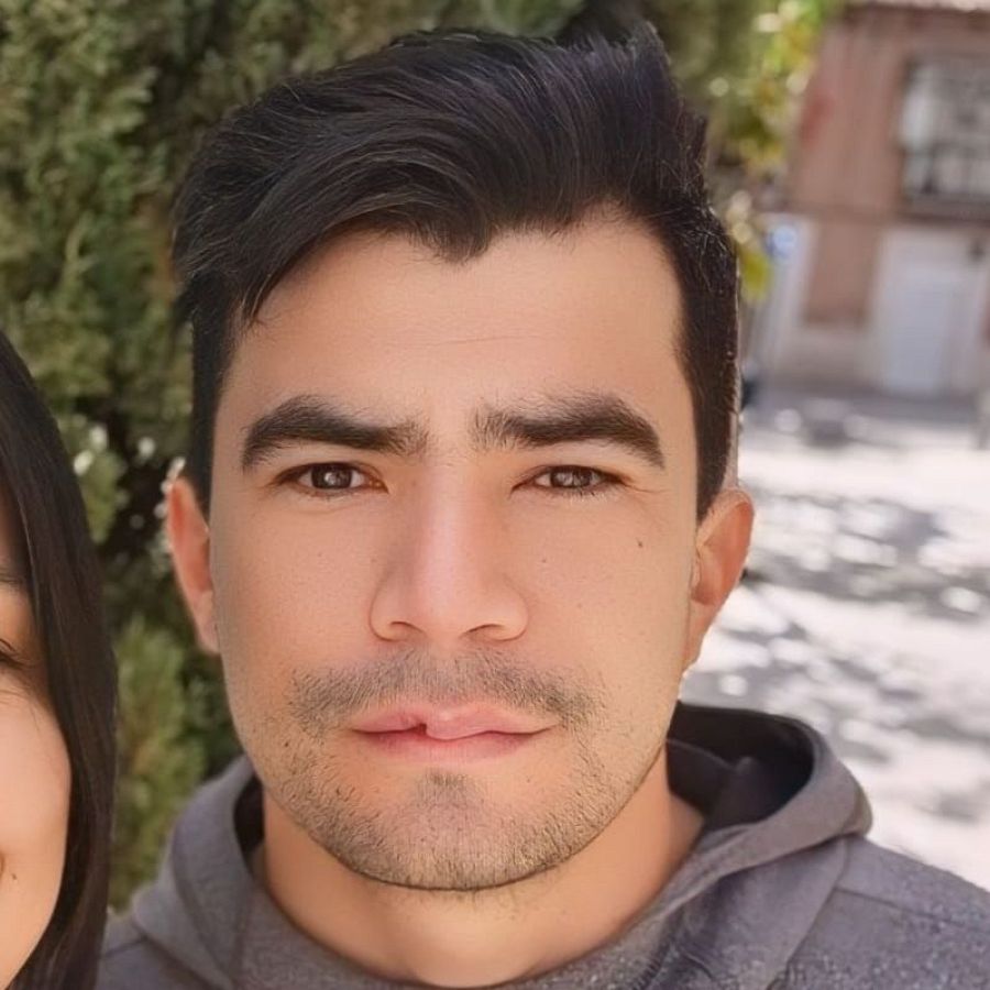 El hondureño Yulian Jovel es un experto mecánico en chapa y pintura.