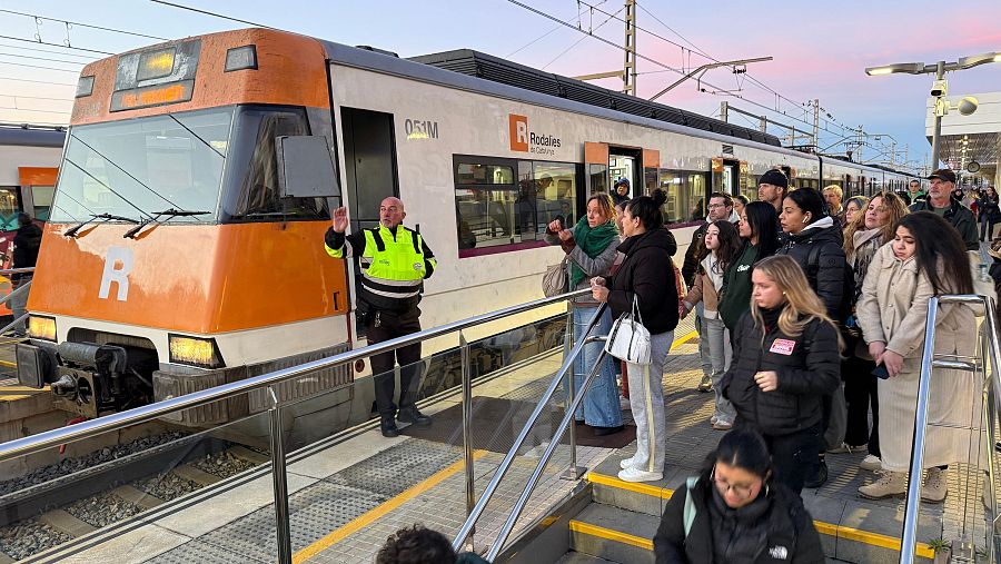 Personal de seguretat informant els viatgers a l’andana de l’estació d’Arenys de Mar  (ACN | Àlex Recolons)