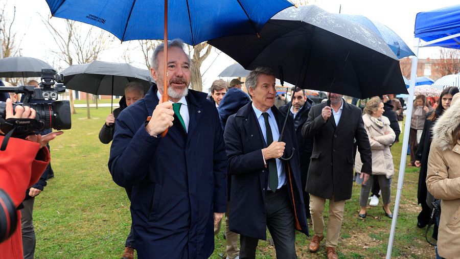 El presidente del Partido Popular, Alberto Núñez Feijóo, y el candidato a la Presidencia de Aragón, Jorge Azcón, a su llegada a un acto electoral en Figueruelas (Zaragoza).
