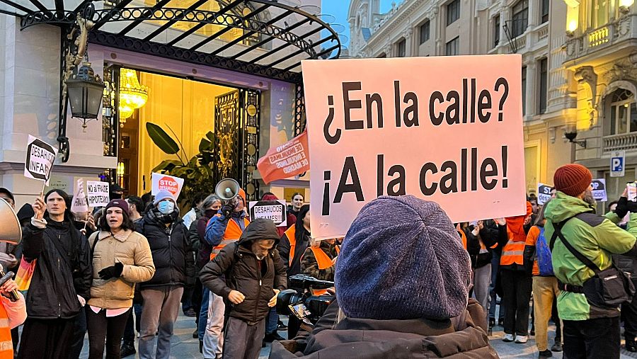 Algunas de las pancartas que han portado los manifestantes este miércoles por la tarde.