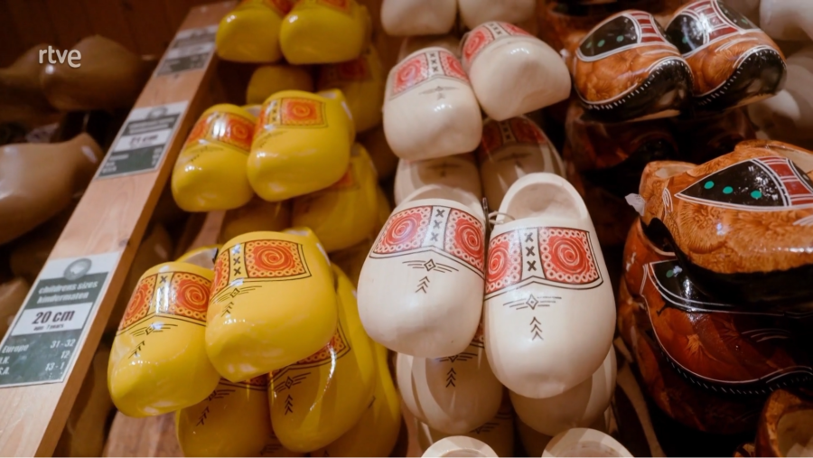 La Vuelta al Mundo en 80 Likes -  Zuecos artesanos neerlandeses