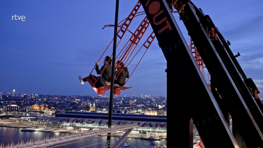 La Vuelta al Mundo en 80 Likes - El columpio de la Torre A'Dam