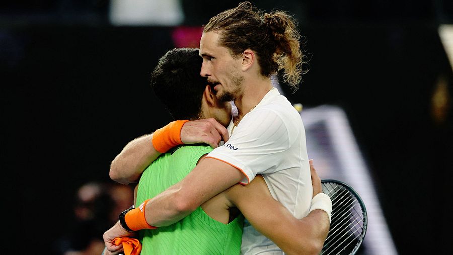 Zverev abraza a Alcaraz tras perder el partido.