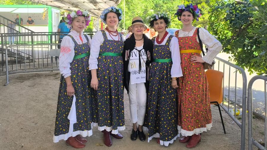 Daria y su hermana colaboran con un grupo folclórico