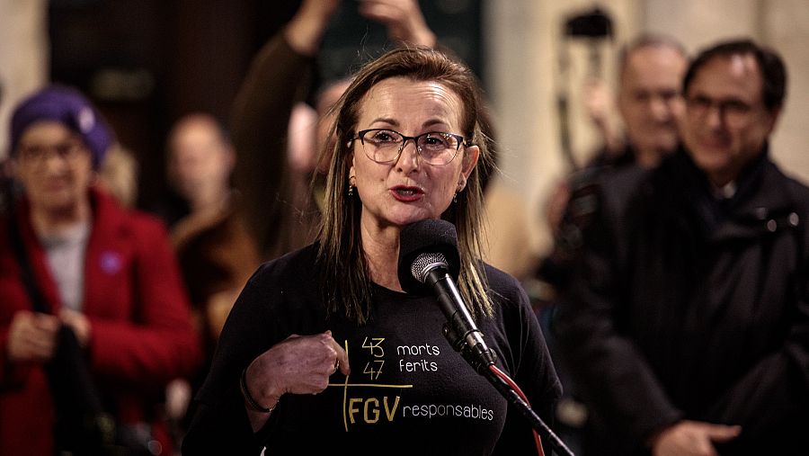 Rosa Garrote, presidenta de la Asociación de Víctimas del Metro del 3 de Julio, agradece el apoyo en una concentración en Valencia