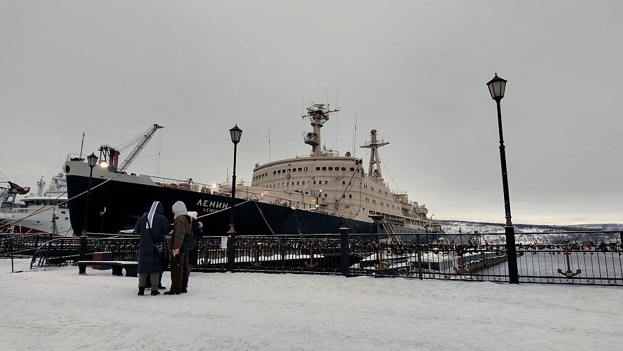 El rompehielos nuclear Lenin en el puerto de Múrmansk