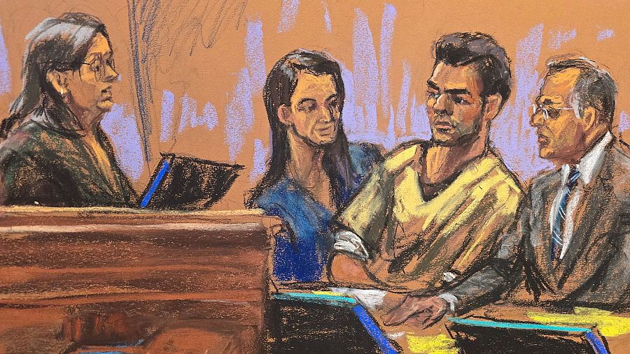 En un boceto de una sala de tribunal, se observa a un hombre con uniforme ocre, presuntamente acusado, junto a sus abogados, uno con traje gris y otro con blusa azul, frente a una jueza con toga oscura.