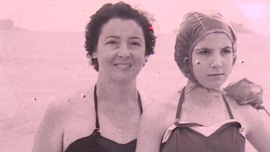 Fotografía de la exposición 'Buscando el rastro', que tiene como propósito encontrar a la niña de la imagen, una toma hecha entre 1954 y 1956