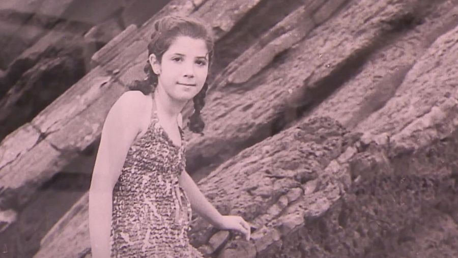 Fotografía de la exposición 'Buscando el rastro', que tiene como propósito encontrar a la niña de la imagen, una toma hecha entre 1954 y 1956
