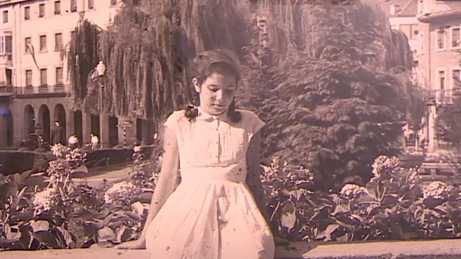 Fotografía de la exposición 'Buscando el rastro', que tiene como propósito encontrar a la niña de la imagen, una toma hecha entre 1954 y 1956