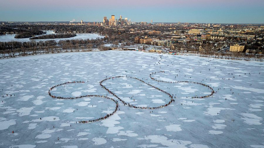 Manifestantes protestan en Minesota contra la política de inmigración de Trump formando un SOS en el lago Bde Maka Ska en Mineápolis