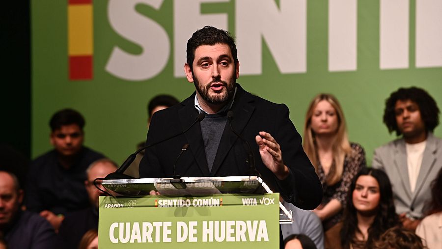 El candidato de Vox a la presidencia de Aragón, Alejandro Nolasco, interviene durante la clausura del acto de campaña, en Cuarte Forum (Zaragoza)