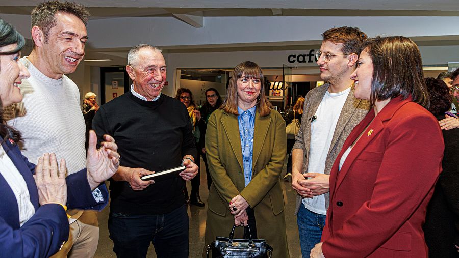 El candidato de CHA a la presidencia de Aragón, Jorge Pueyo, conversa con Joan Baldoví, y otras personas antes de iniciar el acto de este sábado.