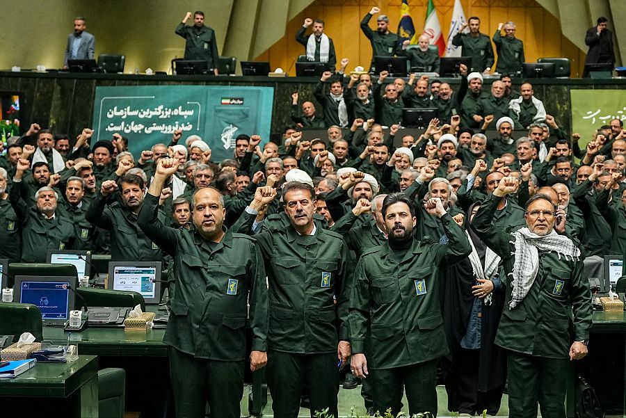 Miembros del parlamento iraní corean en apoyo a la Guardia Revolucionaria mientras visten uniformes militares en Teherán