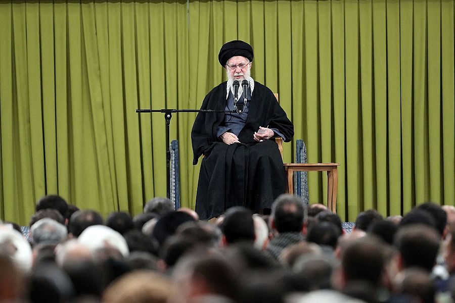 El líder supremo de Irán, el ayatolá Ali Jamenei, habla durante una reunión en Teherán