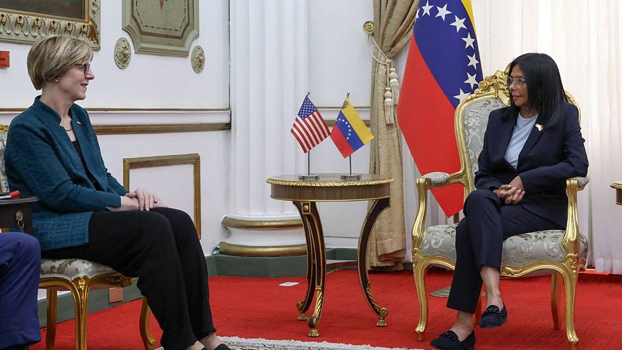 Delcy Rodríguez y Laura Dogu