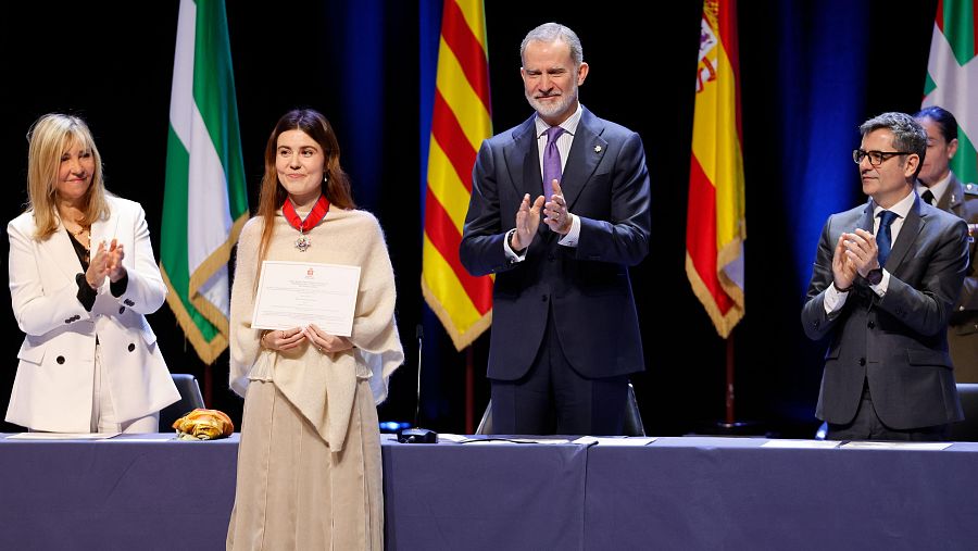 El rey Felipe VI, el ministro de la Presidencia, Justicia y Relaciones con las Cortes, Félix Bolaños, y la presidenta del Consejo General del Poder Judicial (CGPJ), Isabel Perelló, aplauden a la número uno de la promoción, Ángela Sanz Sanz