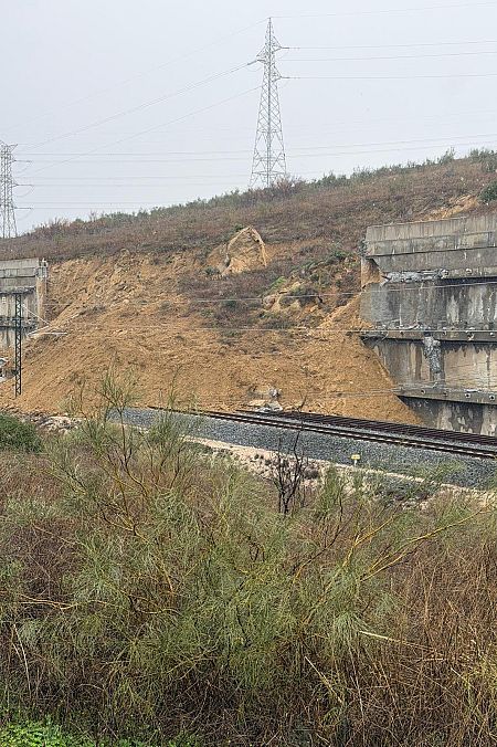 La borrasca Leonardo suspende casi al completo el tráfico ferroviario de Andalucía y provoca cortes en carreteras