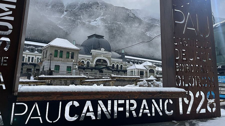 De fondo, la antigua estación internacional de Canfranc,