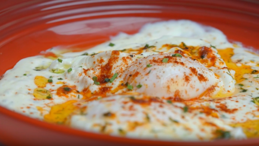 Els ous turcs és un esmorzar típic a Turquia, pero es pot menjar tant per dinar com per sopar.