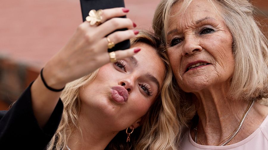 Dues concursants de 'Fes-me viral' al refugi per conills La Vedruna