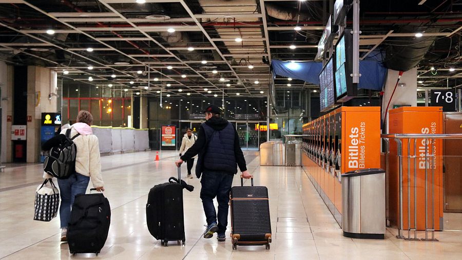 Dos passatgers a l'estació de sants de Barcelona  (ACN | Andrea Salazar)