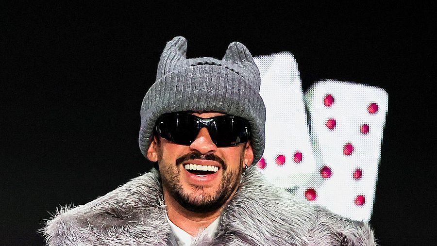 Bad Bunny sonríe durante la rueda de prensa previa a la Super Bowl