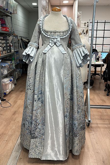 El vestido de boda de Adriana sobre un maniquí