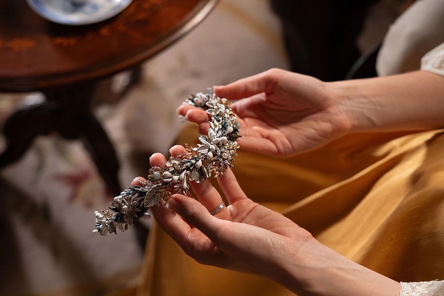 La tiara de Pilara es el toque final del look de la novia