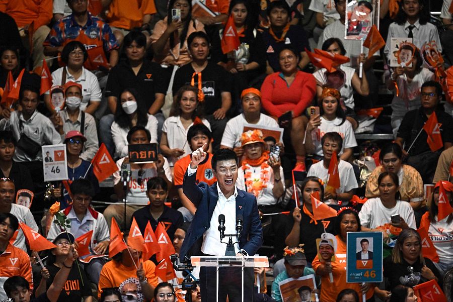 El líder del Partido del Pueblo y candidato a primer ministro Natthaphong Ruengpanyawut habla en el escenario durante un mitin electoral en Bangkok