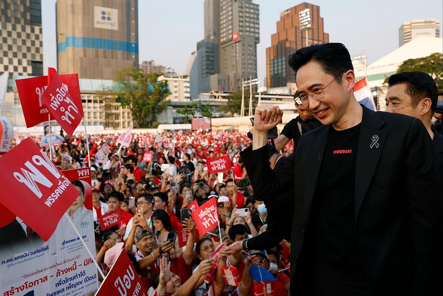 El candidato a primer ministro del Pheu Thai, Yodchanan Wongsawat, saluda a sus seguidores durante el mitin electoral final antes de las elecciones generales, en Bangkok