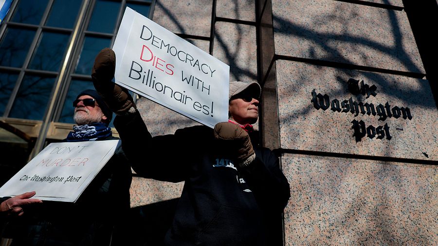 Trabajadores afectados por los despidos del 'Washington Post' y miembros del sindicato del periódico se manifiestan frente al edificio de oficinas del periódico el 5 de febrero de 2026. '