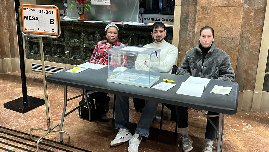 Adrián (centro) y Sara (derecha), ejercen de presidente y de vocal en esta jornada electoral.