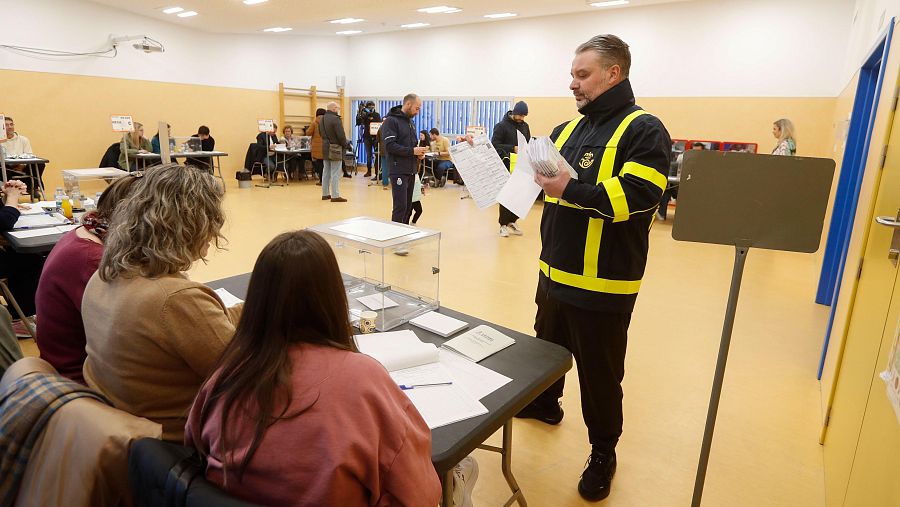 Entrega de los votos por correo en las elecciones de Aragón