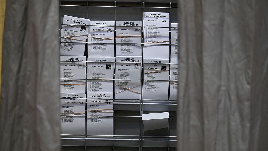 Papeletas dispuestas en un colegio electoral