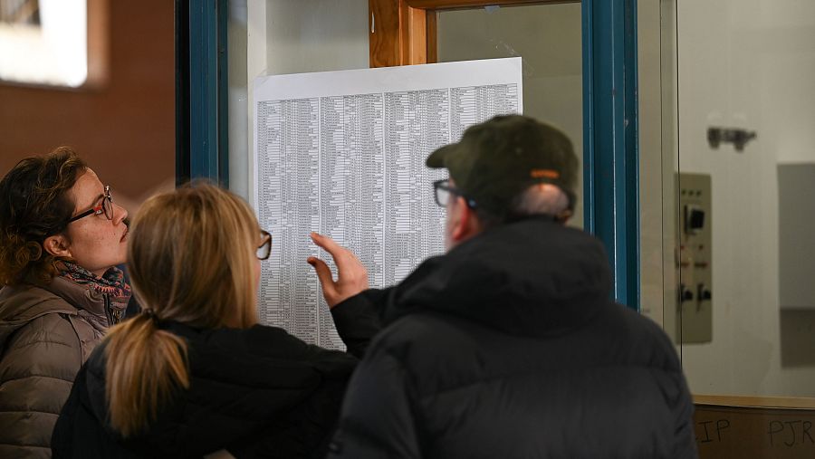 Electores buscan en el listado del censo en qué mesa les toca votar