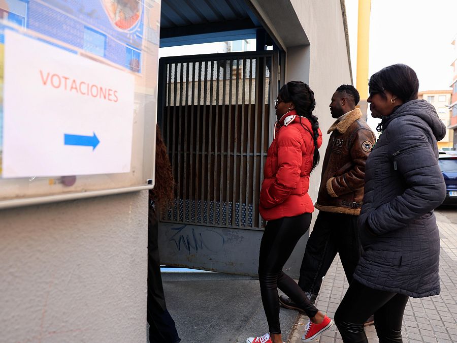 Tres personas acuden a un colegio de Zaragoza a votar en las elecciones de Aragón de 2026