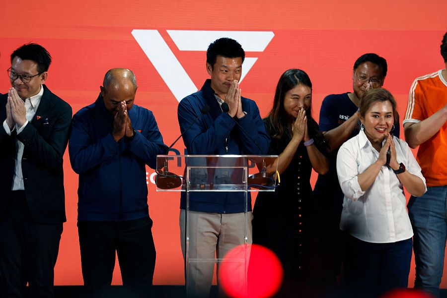 El líder del PP y candidato a primer ministro, Natthaphong Ruengpanyawut, y miembros clave del partido en rueda de prensa