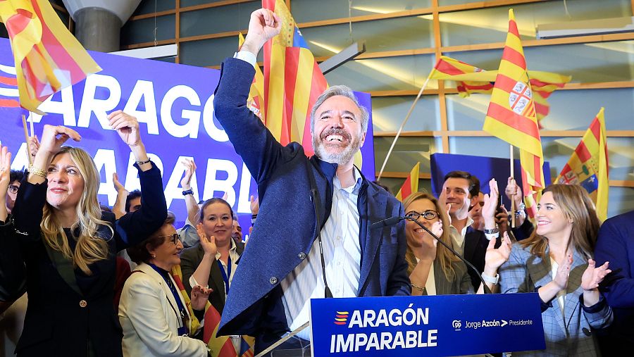 El candidato del PP a la Presidencia de Aragón, Jorge Azcón, durante la rueda de prensa en la sede regional del partido en Zaragoza, en la noche electoral de las elecciones autonómicas de Aragón.