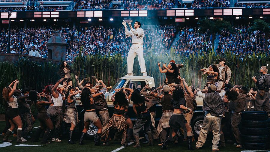 El cantante puertorriqueño Bad Bunny durante su actuación en el descanso del Super Bowl