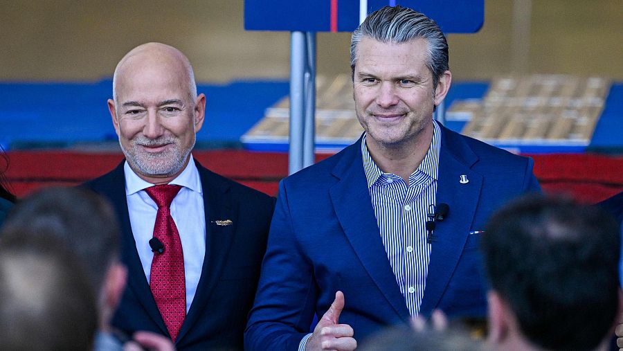 Jeff Bezos y Pete Hegseth