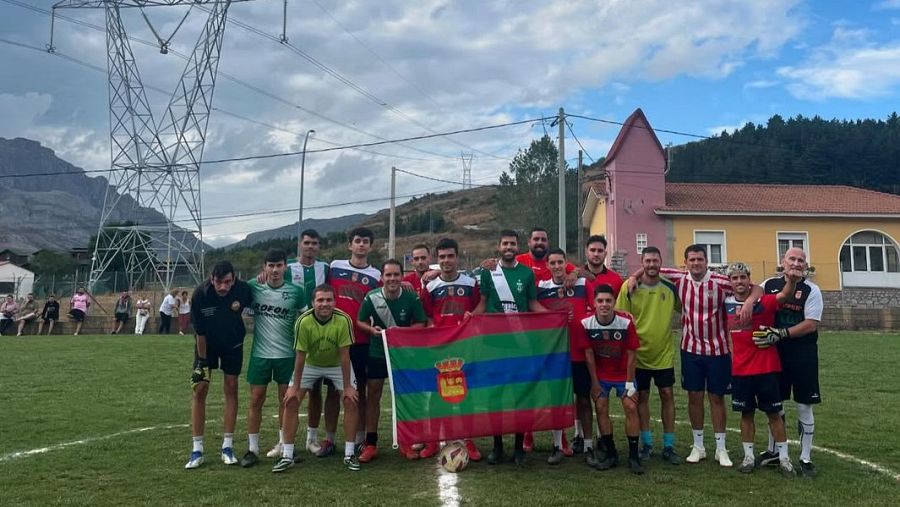 Álvaro, Sergio y Manu son algunos de los jóvenes que organizan los campeonatos de fútbol