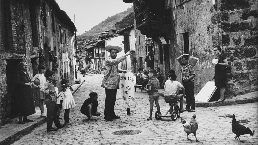 Alberto Greco durante un acto vivo dito