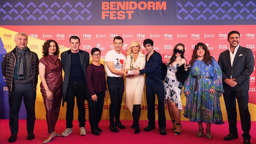 Foto de familia de los asistentes