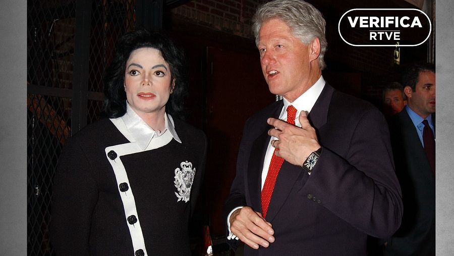 Imagen de Michael Jackson con Bill Clinton en el Teatro Apollo el 24 de abril de 2002