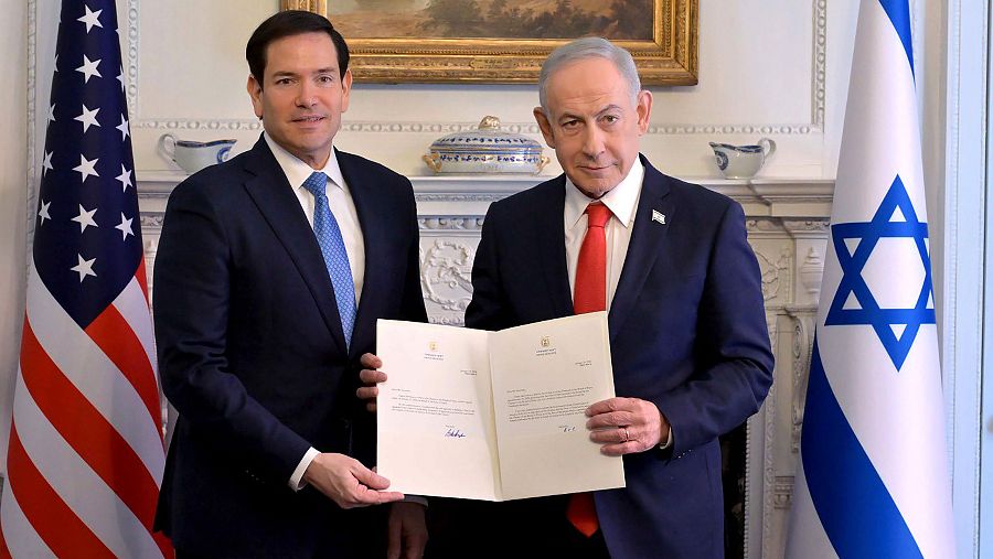 El secretario de Estado de EE.UU., Marco Rubio, y el primer ministro israelí, Benjamín Netanyahu, en la firma de la adhesión de Israel a la Junta de Paz del plan de Trump para Gaza