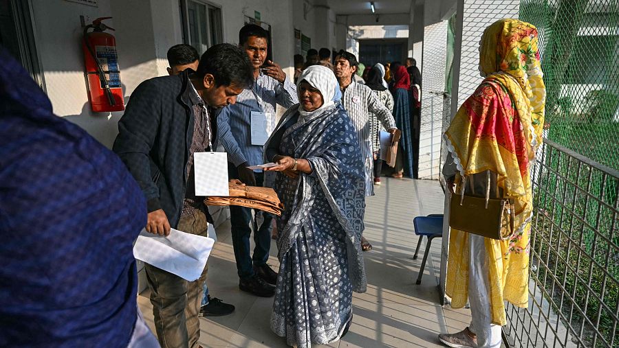 Bangladesíes votando en las elecciones generales del 12 de febrero de 2026
