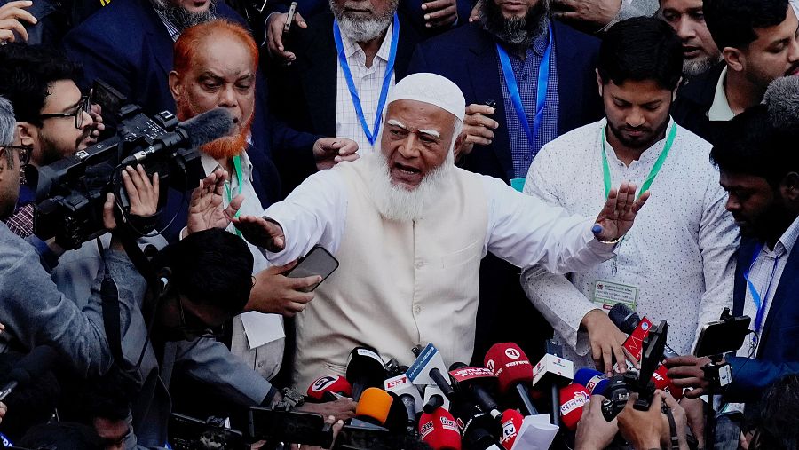 El líder de Jamaat-e-Islami, Shafiqur Rahman, se dirige a los medios de comunicación tras depositar su voto.
