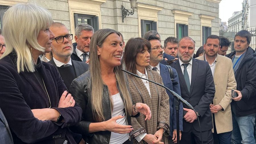 La portavoz de Junts en el Congreso, Míriam Nogueras, con diputados y alcaldes de Junts en el patio del Congreso.